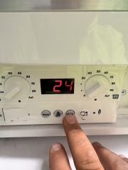 Kombi kontrol panelinde sıcaklık ayarı yapılıyor
