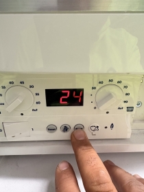 Kombi kontrol panelinde sıcaklık ayarı yapılıyor