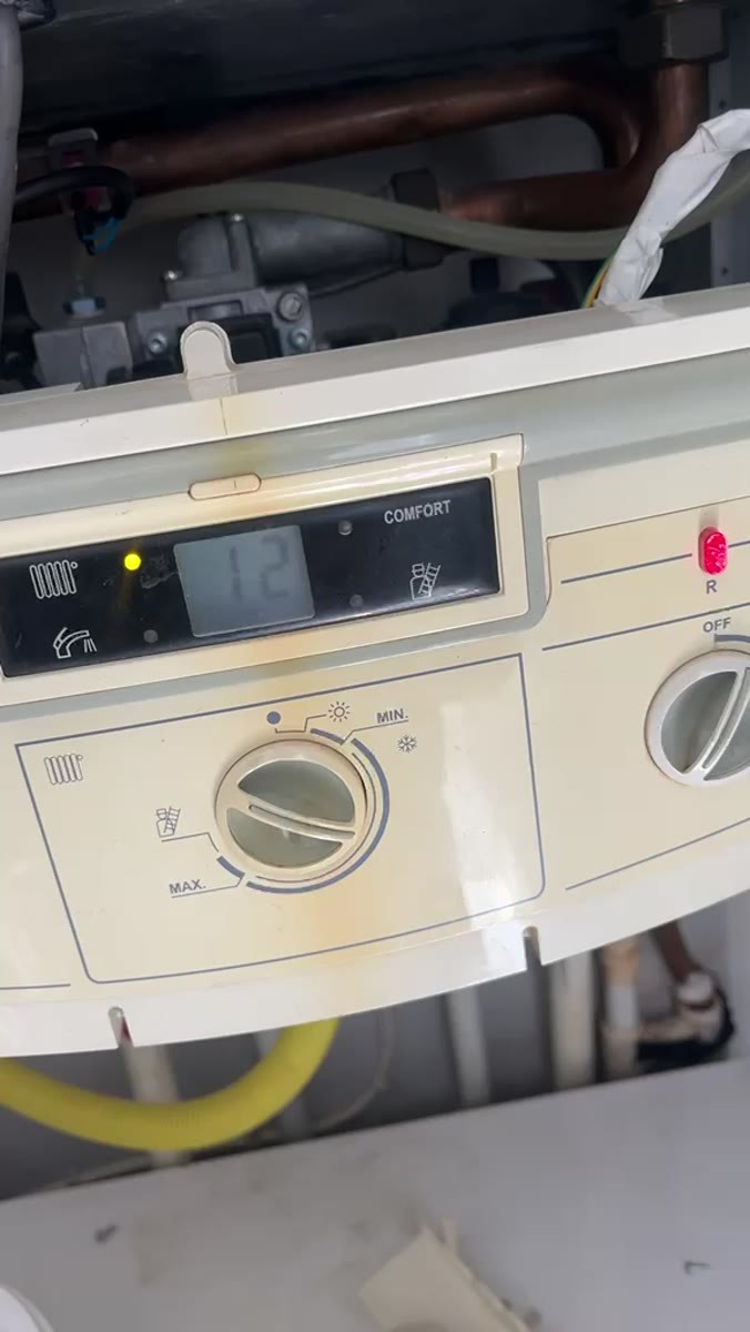 Kombi kontrol paneli ve altındaki gaz hattı (video kapağı)