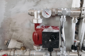 Kombi montajında tesisat kollektörü ve sirkülasyon pompası bağlantısı