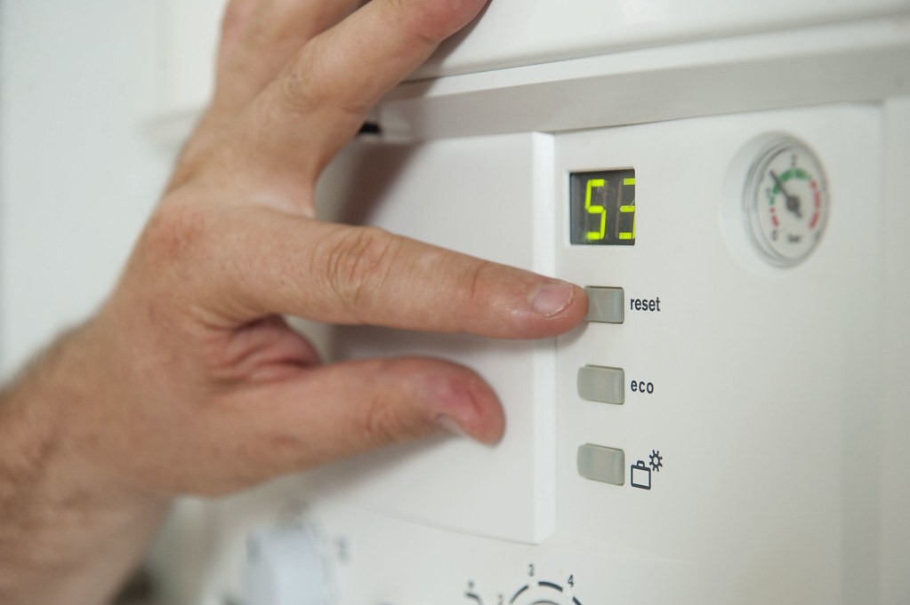 Kombinin ön panelindeki reset tuşuna basılıyor