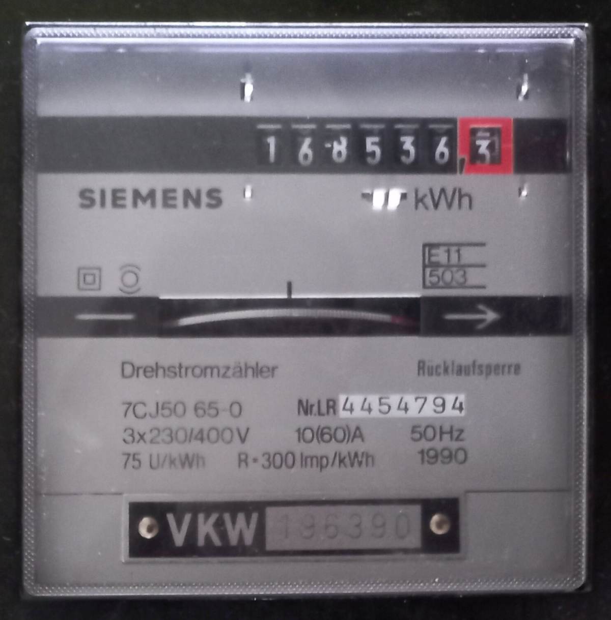 Kilovatsaat cinsinden sayan analog sayaç ve rakam kadranı