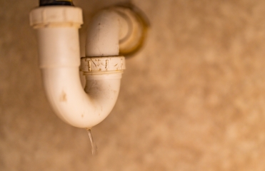 Lavabo altındaki sifon bağlantısından damlayan su
