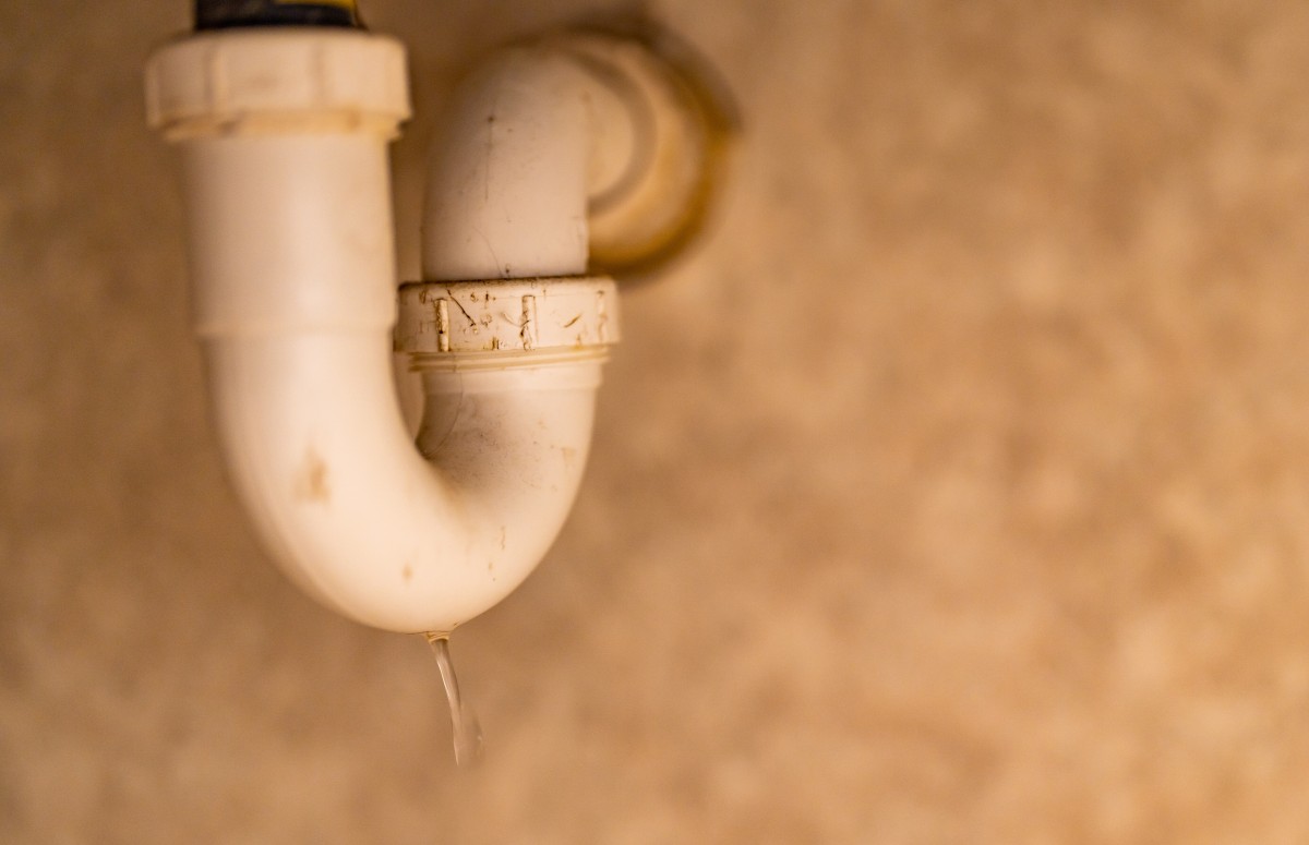Lavabo altındaki sifon bağlantısından damlayan su