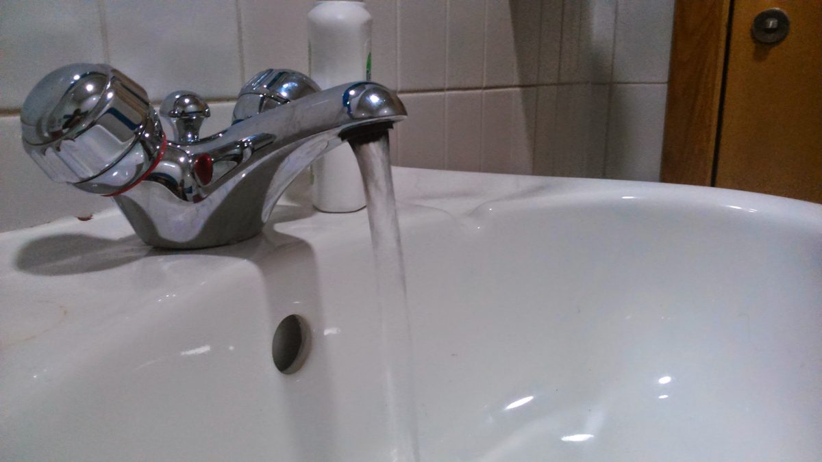 Lavabo musluğundan akan şebeke suyu