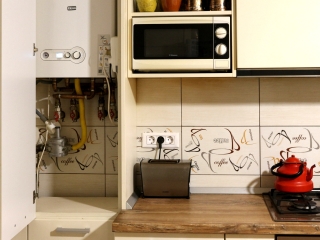 Mutfak dolabının içine monte edilmiş duvar tipi kombi ve gaz bağlantıları