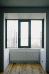 Pencere nişine yerleştirilmiş geniş ve alçak panel radyatör