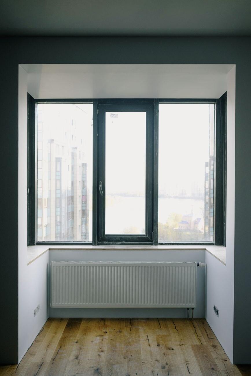 Pencere nişine yerleştirilmiş geniş ve alçak panel radyatör