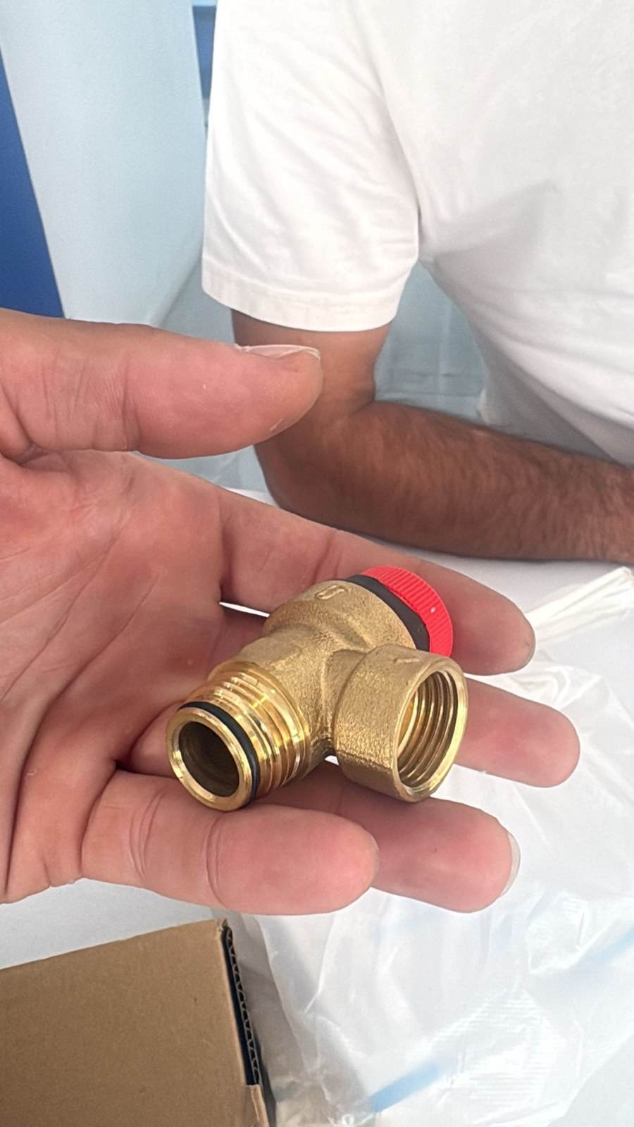 Montaj için hazırlanan pirinç rakor ve çek valf