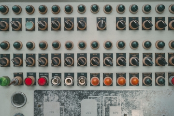 Üzerinde reset düğmesi bulunan eski bir kumanda panosu