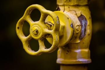 Sarı boyalı gaz hattı üzerindeki volanlı kesme vanası