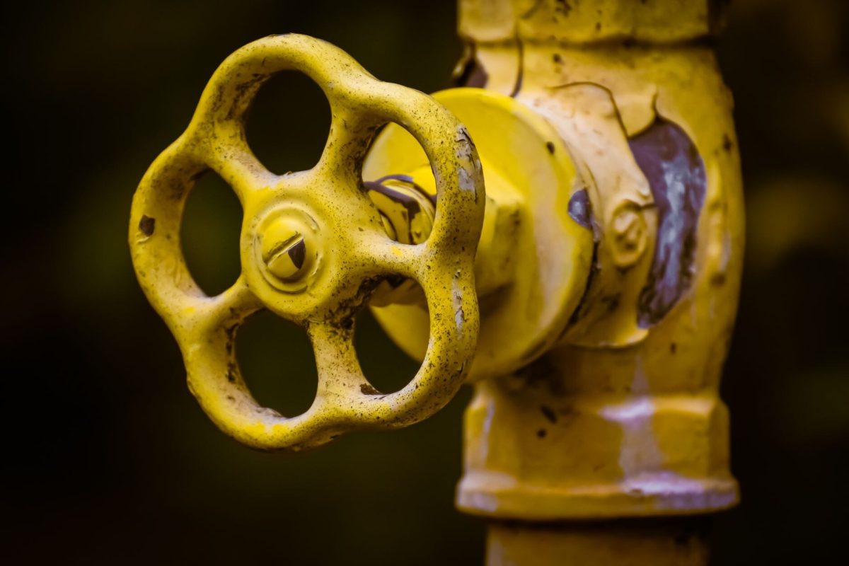 Sarı boyalı gaz hattı üzerindeki volanlı kesme vanası