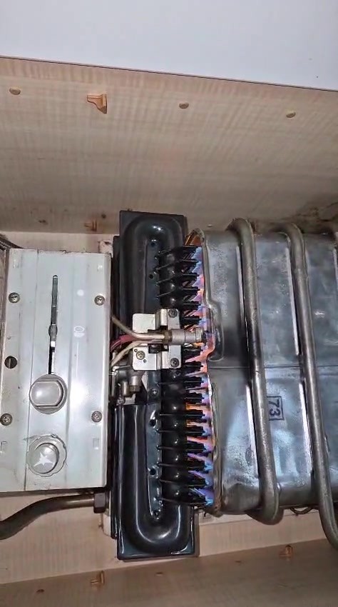 Şofben brülöründe düzgün yanan mavi alev
