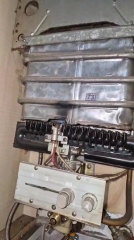Açık şofbende lamelli eşanjör, atmosferik brülör ve kumanda kadranları