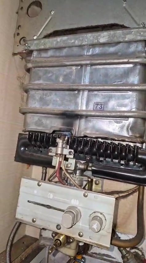 Açık şofbende lamelli eşanjör, atmosferik brülör ve kumanda kadranları