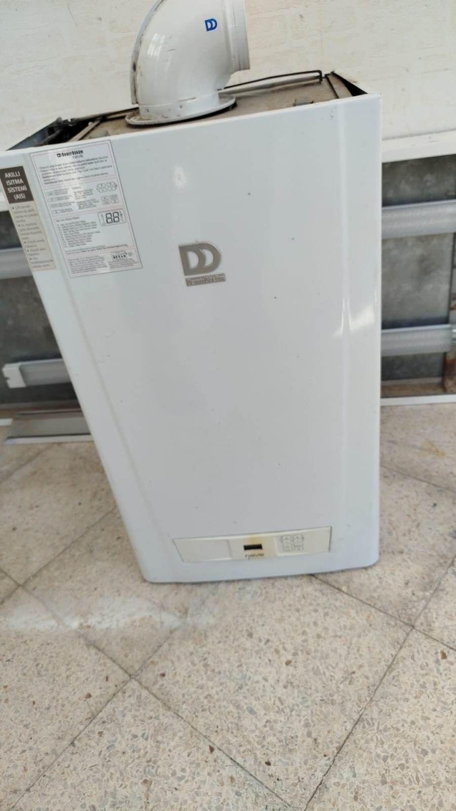 Değişim için sökülmüş duvar tipi kombi