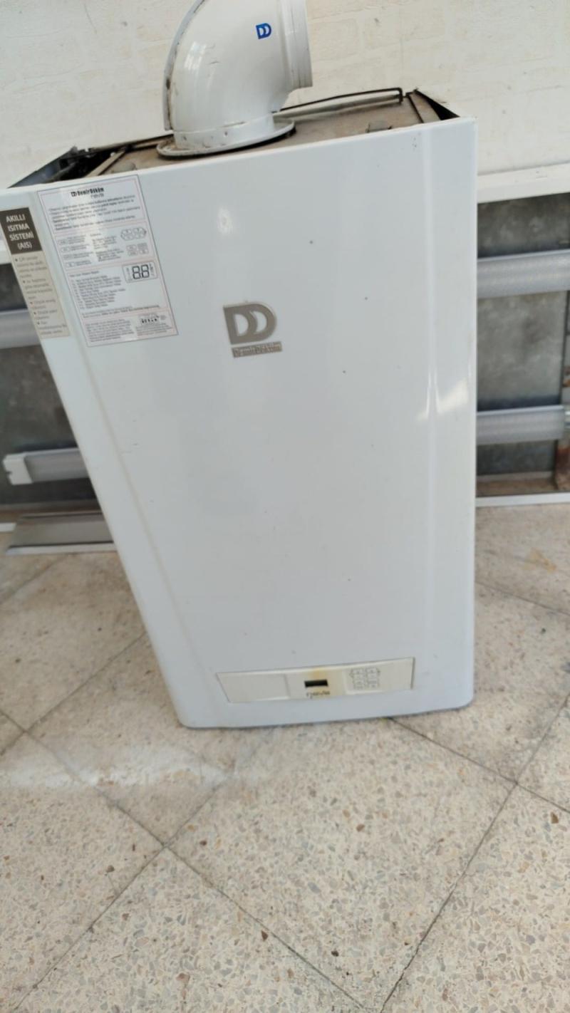 Değişim için sökülmüş duvar tipi kombi