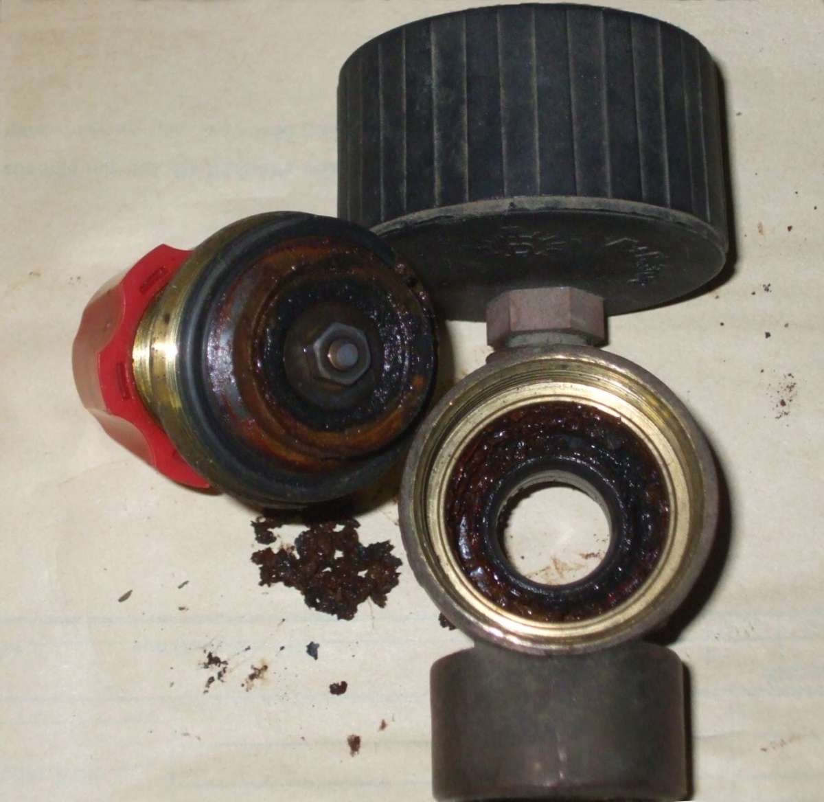 Sökülmüş emniyet ventilinin içinde biriken kireç ve korozyon