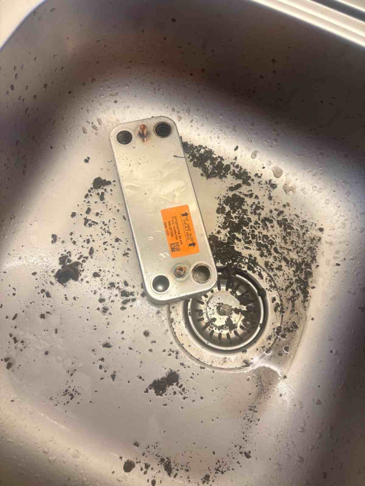 Sökülmüş plakalı eşanjör üzerinde kireç ve tortu