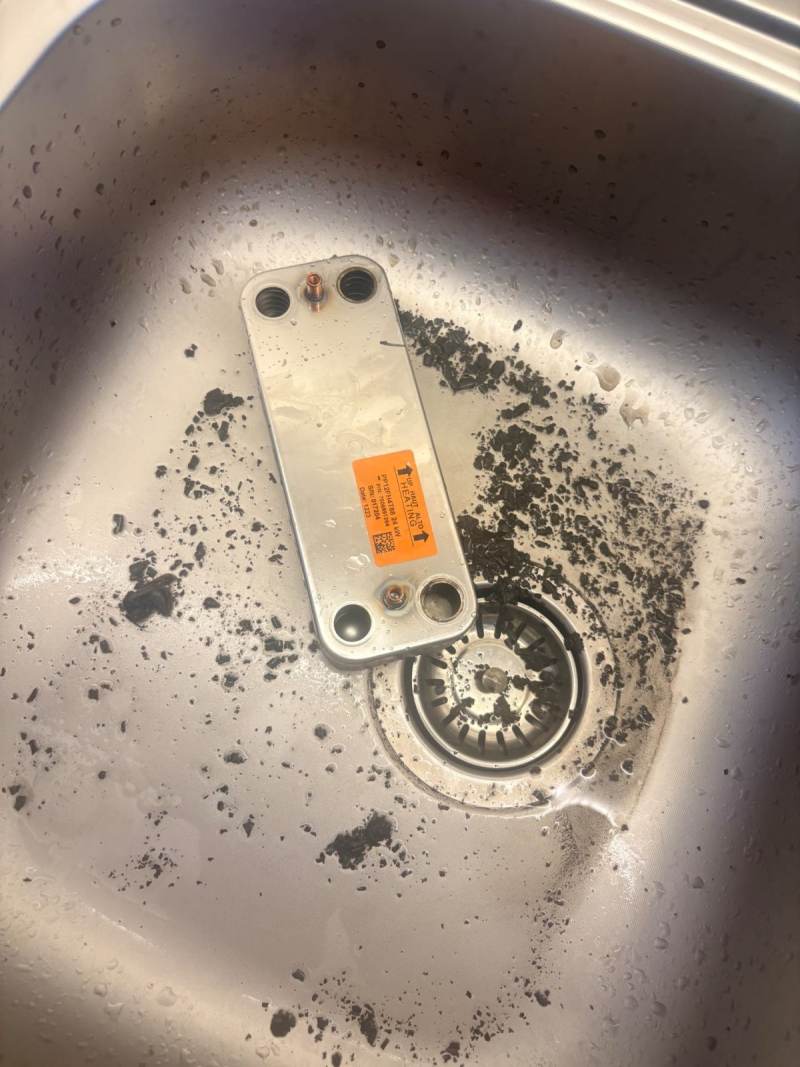 Sökülmüş plakalı eşanjör üzerinde kireç ve tortu