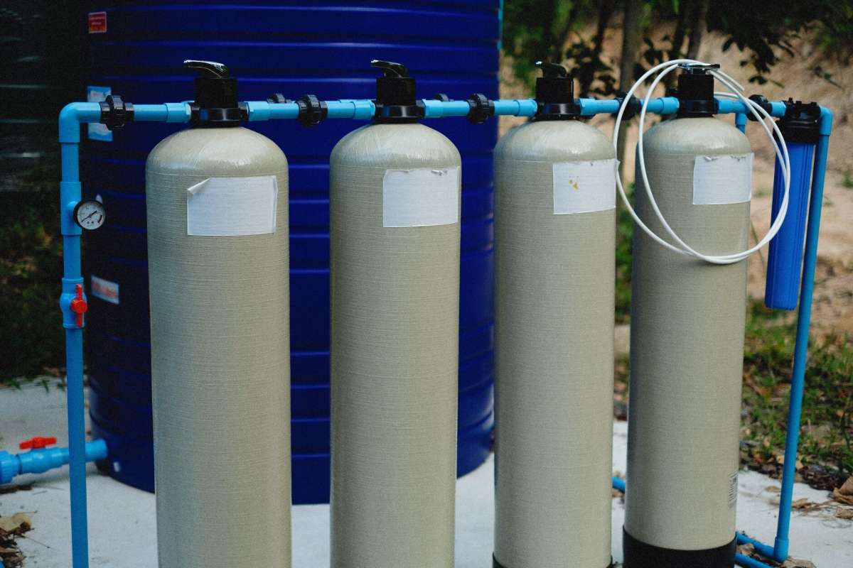Depo yanına kurulmuş su yumuşatma tankları ve vana grubu