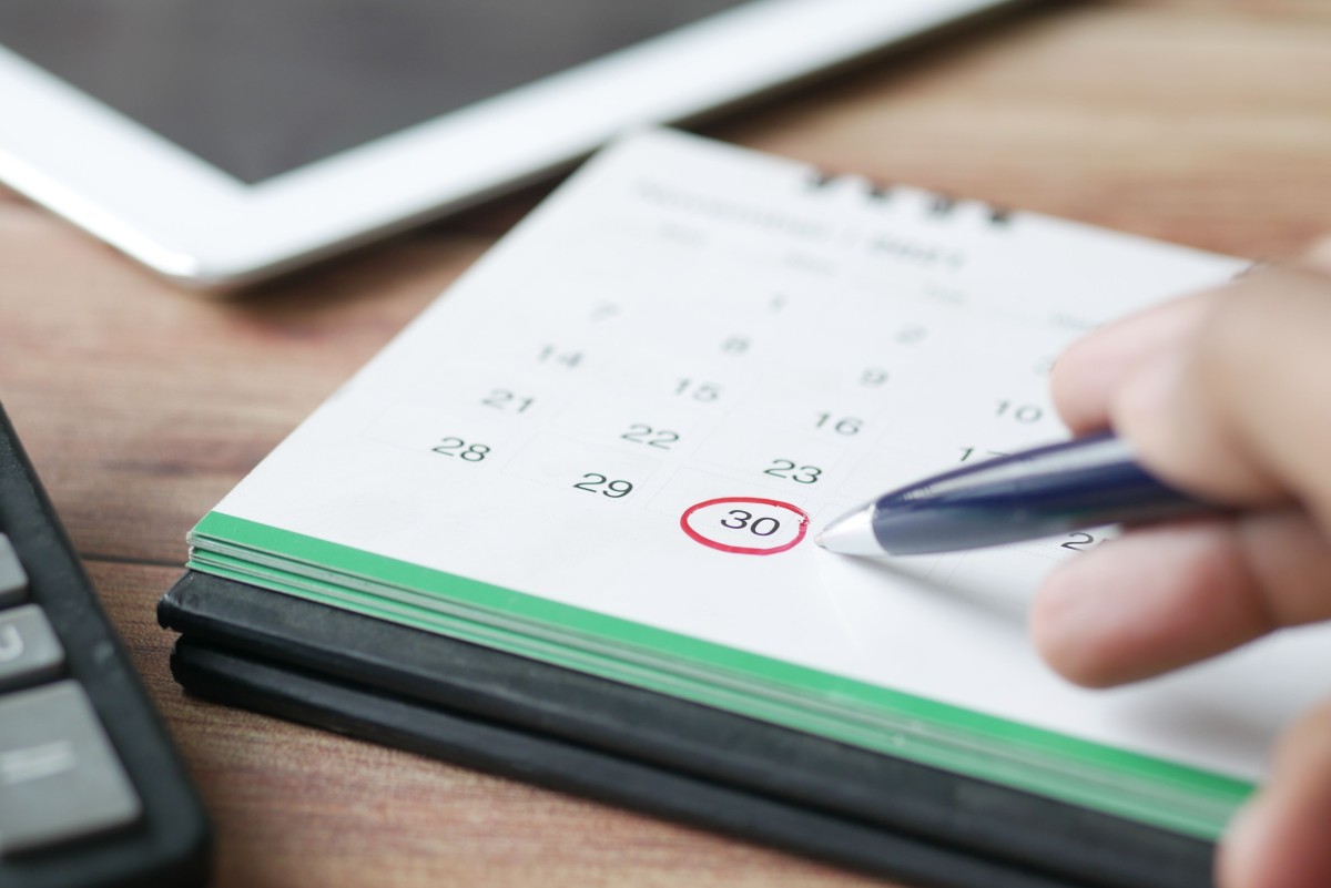 Takvim üzerinde bir tarih kalemle işaretleniyor