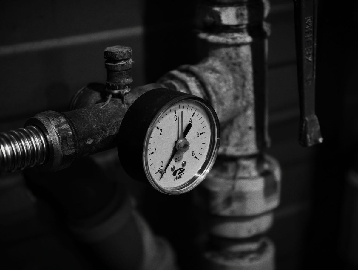 Tesisat borusu üzerine takılı bar göstergeli manometre