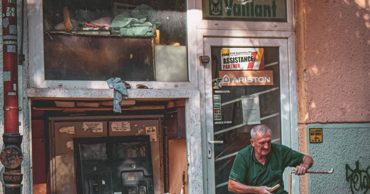 Kombi marka tabelalarının asılı olduğu servis dükkânı cephesi