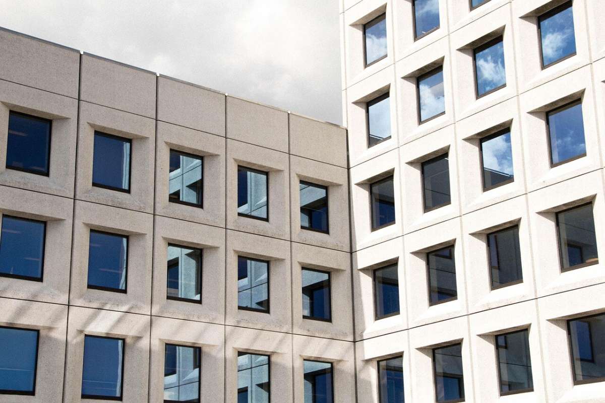 Yeni bir binanın düz cephesi ve düzenli pencereleri