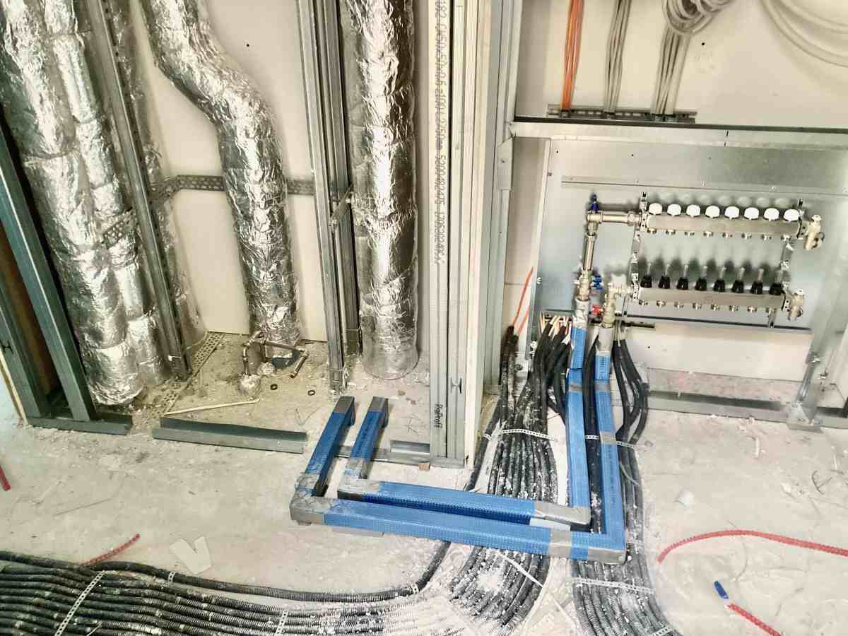Yeni yapıda döşenen ısıtma tesisatı, kolektör ve boru hatları